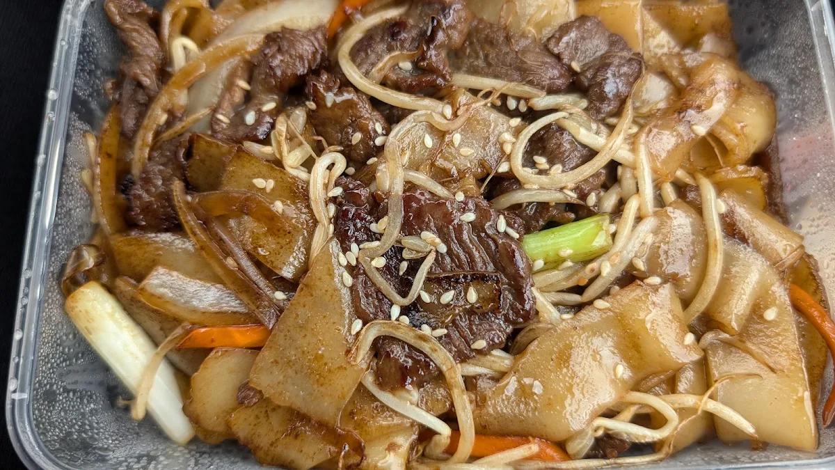 Dry Fried Flat Rice Noodles Ho FAAN with Beef 乾炒牛河